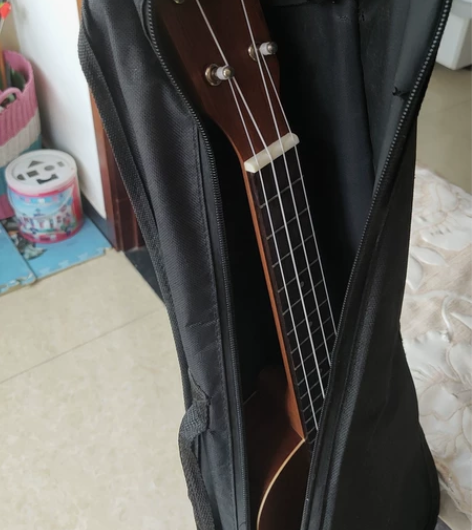 两把尤克里里，一个全新，还有配件，一个8成...
