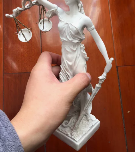 希腊正义公平复古天平司法女神创意摆件欧式创...