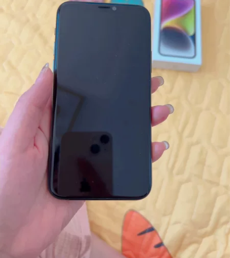 苹果国行11Pro 64G暗夜绿，无拆无修...