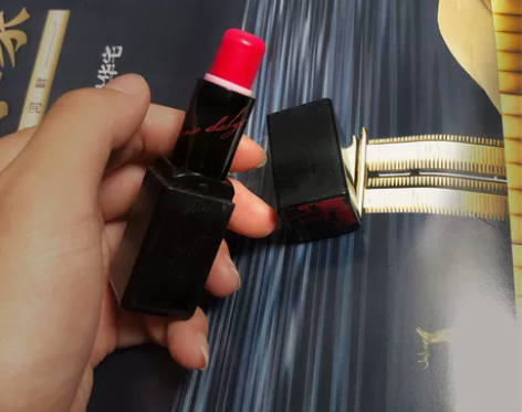 玛丽黛佳口红 购于专柜色号R8 余量还有一...