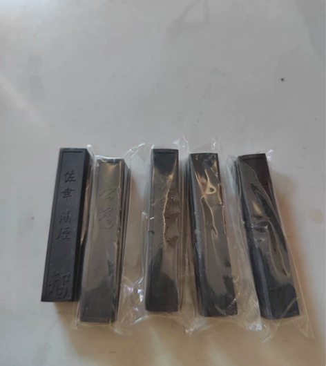 小楷油烟墨,小墨厂的,好用的墨,用料比较纯...