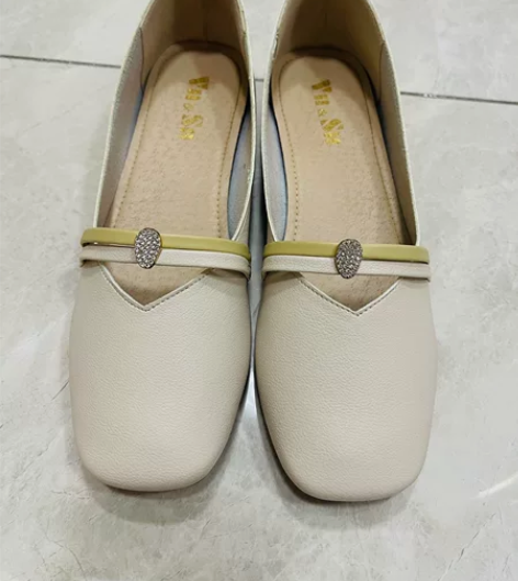 单鞋，纯皮，全新，大奥莱购买，Vu##am...