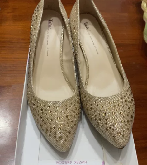 Tata单金色单鞋，非常闪耀，没有掉钻，适...