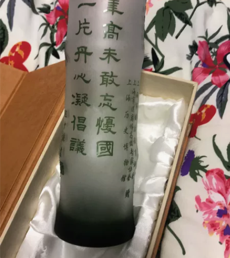 朋友所送插花花瓶，全新，高25厘米，直径7...