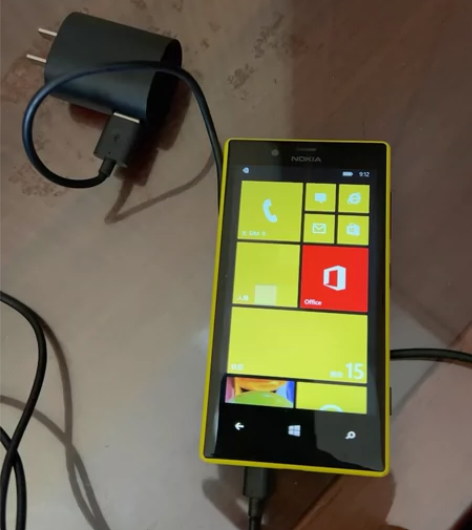 诺基亚 lumia720手机，原装充电器，...