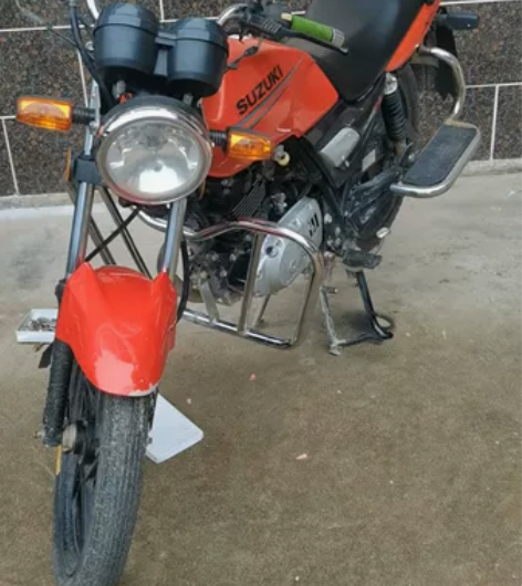 铃木钻豹黑机头125摩托车才跑了六千多公里...