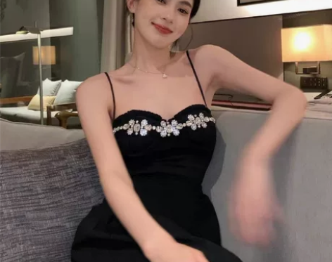 赫本风小黑裙高级感法式黑色吊带连衣裙女夏辣...