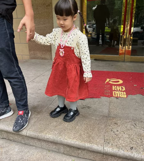 波点毛圈打底+条绒背带裙套装110码 感兴...