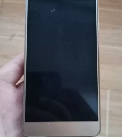 华为荣耀手机，当年还用这手机打过王者荣耀，...