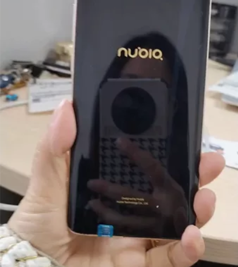 黑色的，努比亚手机仅剩一部，对颜值要求高的...