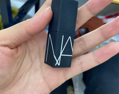 nars口红 膏体有划痕 感兴趣的话点“我...
