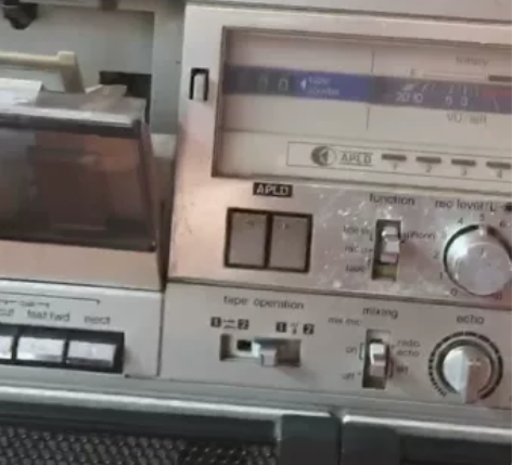 1字头夏普777录音机，卡座坏了拆开卖，视...