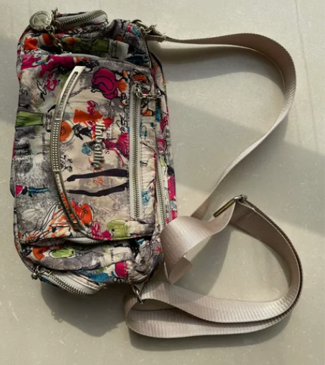 多隔层女士斜挎包，隔层特别多，空间很大，钱...