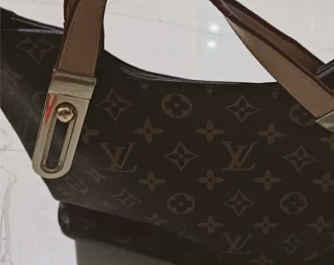 女士提包，时尚不会过时，图案大方，做工精致...