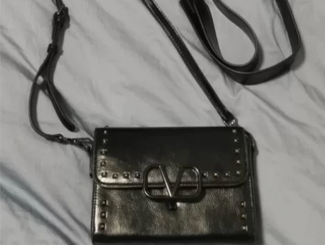 清理衣柜，几乎全新的品牌斜挎包，两根肩带，...