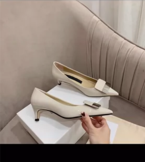 金属扣单鞋女尖头浅口细跟漆皮高跟 大姐姐同...