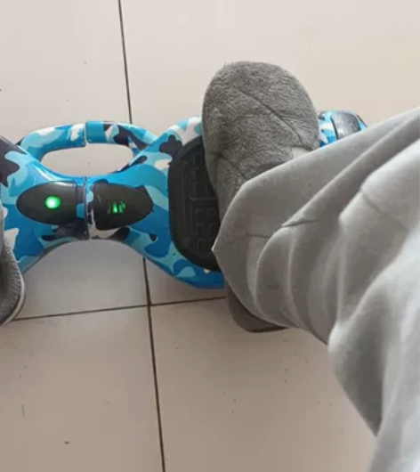 出一个平衡车 蓝迷彩色 背面有磨损 烧胎都...