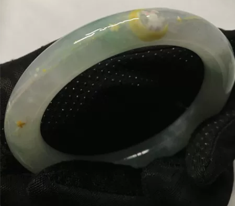 翡翠手镯瑕疵描彩绘!感觉每一只来描彩的手镯...