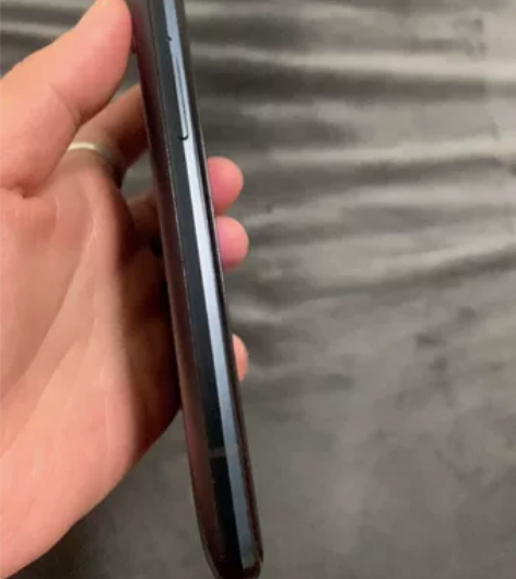 换手机了，闲置的小米黑鲨手机，换过原装屏幕...