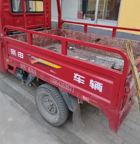 自家老人骑的三轮宗申带棚摩托,平时厂里倒点...