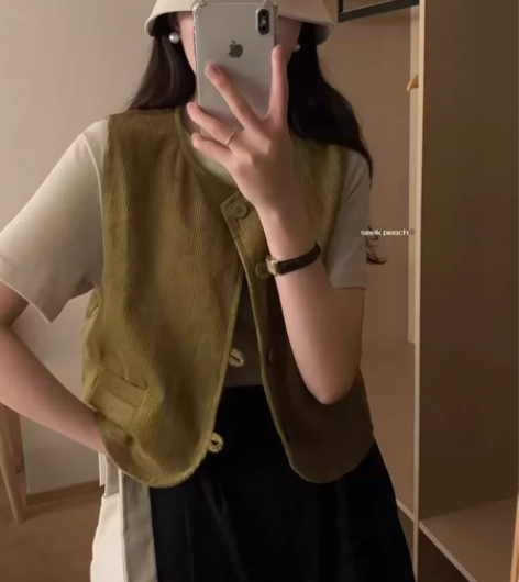 日系芥末绿显白小马甲 搭配裙子文艺风 搭T...