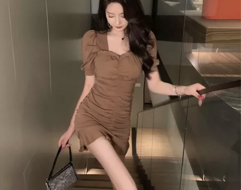 御姐轻熟风小粽裙方领性感包臀鱼尾连衣裙夏气...