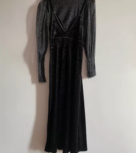 全新M码丝绒打底裙，衣服很闪。 感兴趣的话...