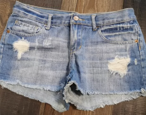 女款牛仔短裤,160尺寸,保存的很好,上身...