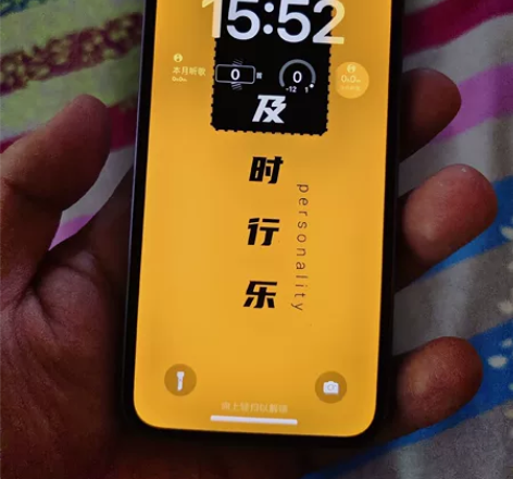 随缘吧,苹果12 屏幕上有2道划痕,贴...