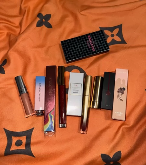 口红 一堆化妆品 之前接广接来的什么牌子都...