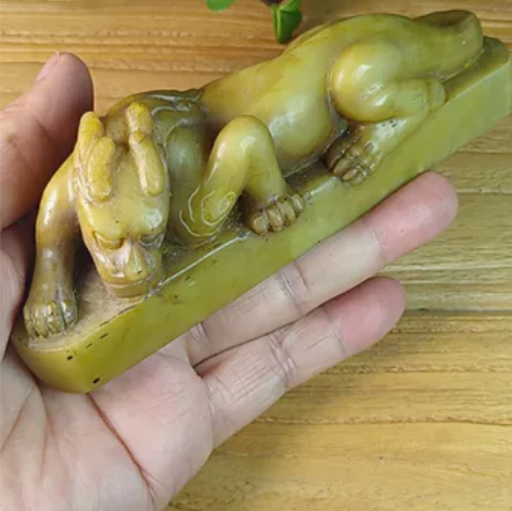 旧寿山石彩绘螭虎镇纸。寿山芙蓉石材质,有轻...