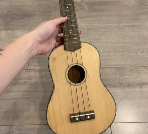 闲置尤克里里一个，小朋友大朋友都可玩。可调...