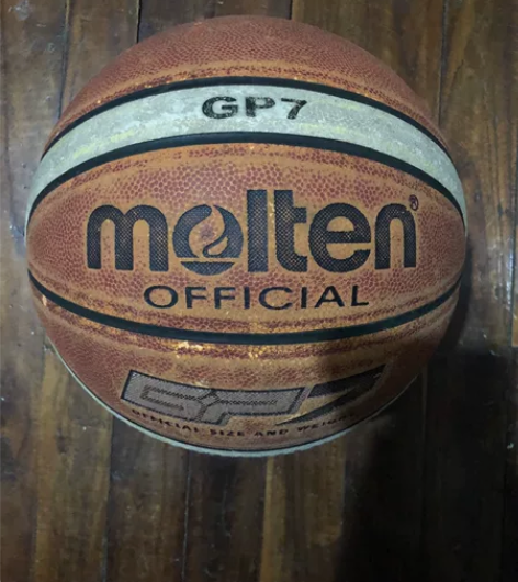 摩腾篮球，正品，不变形不漏气手感不错。 感...