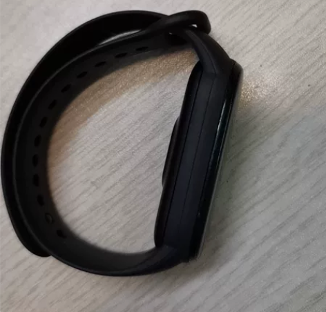 小米手环六 自用闲置有充电器，送一个膜有划...
