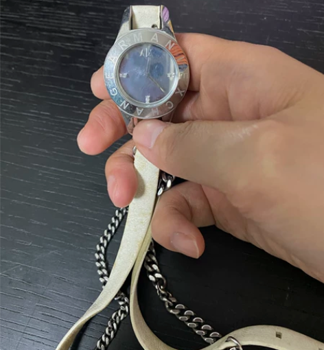 阿玛尼手表，需换表带和电池，其余地方无损坏...