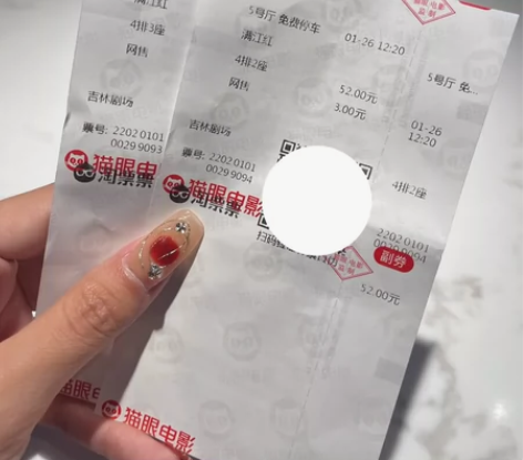 出两张电影票！买错时间了  今天看完了  ...