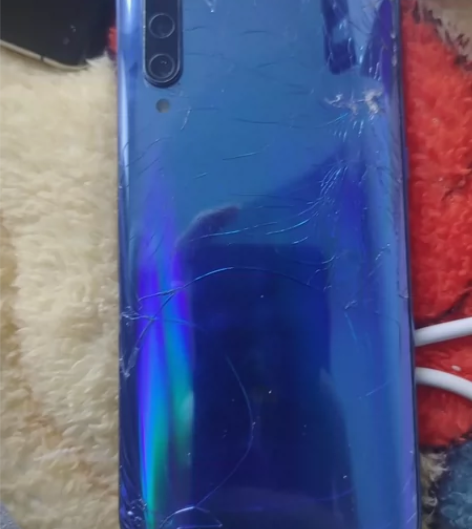 小米9，换货屏幕所以指纹没了，后壳碎，其他...