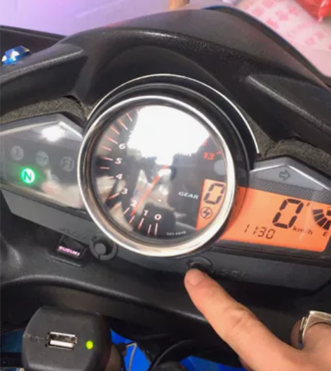 铃木摩托车铃木骊驰gw250摩托车，年份1...