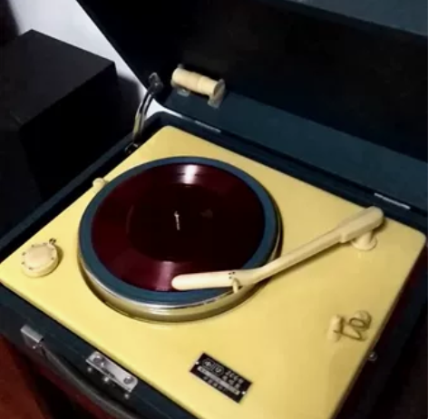 老唱盘.小薄膜唱片.歌坛明星程林.成方圆独...