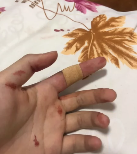 苹果8，64g，伊拉克成色，换过电池，艾斯...