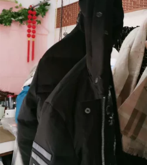 超过2公斤的男士特厚羽绒服，衣服剪标了，1...