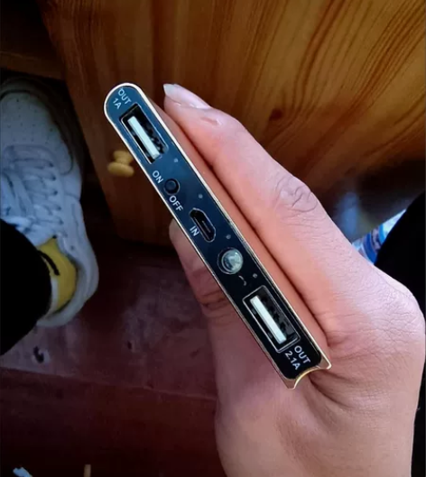 两个充电宝，一个是两万一个一万，黑色的有一...