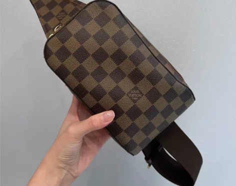 LV 棋盘格胸包 小巧方便的一只 98新 ...
