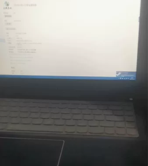 一台笔记本,一台台式。但显示屏两台电脑。1...