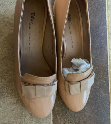 他她藕粉色蝴蝶结漆皮单鞋，36码，方跟，圆...