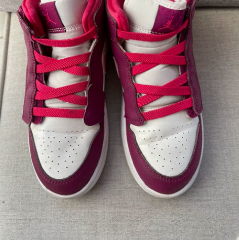 AJ正品乔丹情人节高帮大童运动鞋，尺码2Y...