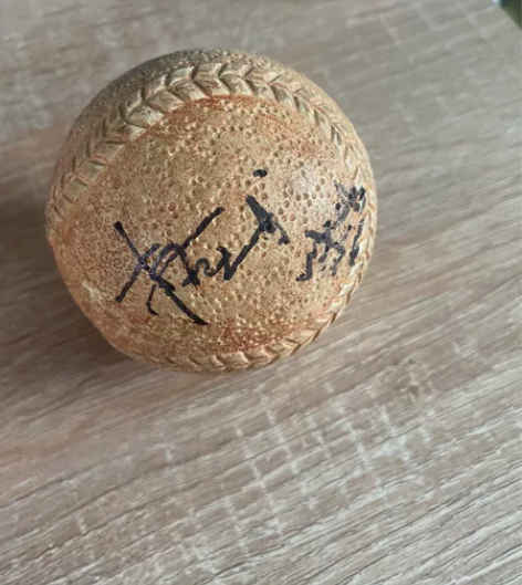 棒球 球星亲笔签名 朋友送的 喜欢的拿去收...