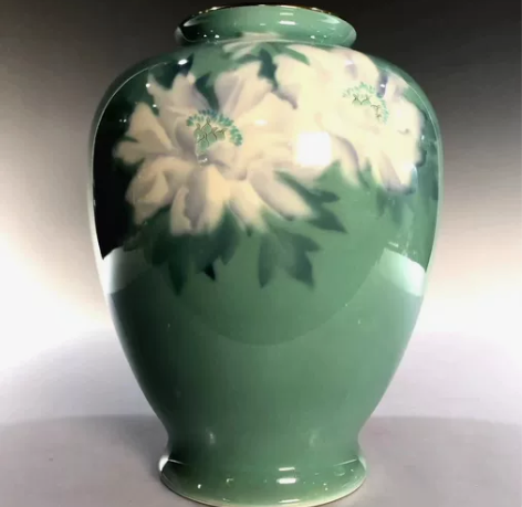 日本深川制湖绿釉花卉纹赏瓶,全品,外体通施...