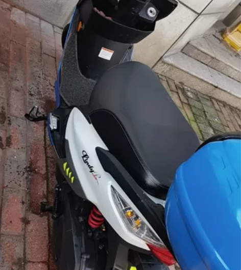 踏板摩托车，   豪爵灵迪和铃木一个厂里出...