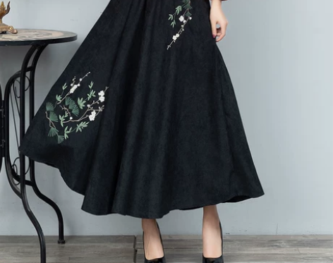 2021秋冬新款民族风绣花丝绒大摆裙日常复...